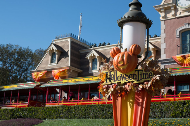 Disneyland - Halloween Time - Canon 70D - 40mm, 1/400 sec, f/7.1, ISO 100
