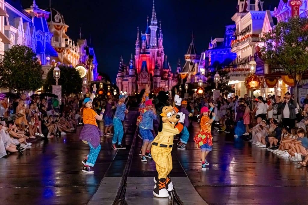 Disney World Virtual Queue Guide Fastest Way to Join, Tips, & FAQ
