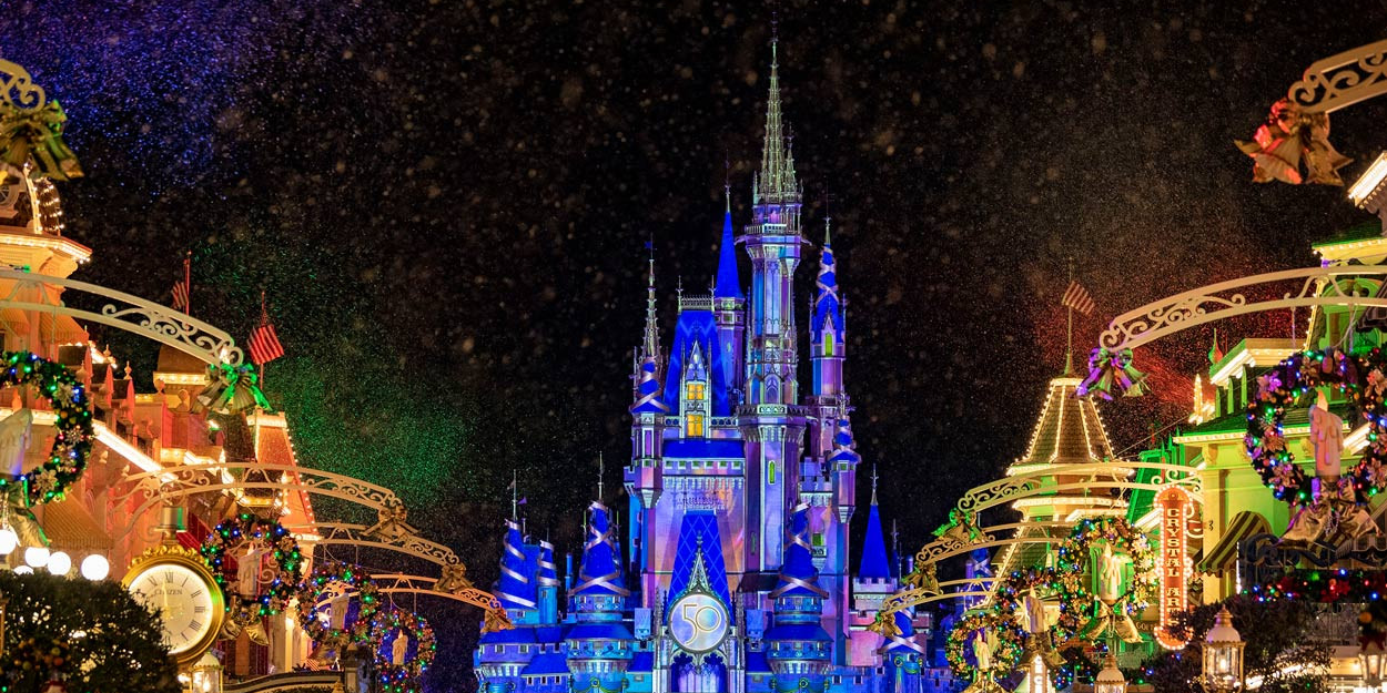 Magic Kingdom - Christmas Decoration - Disney World Holiday Guide