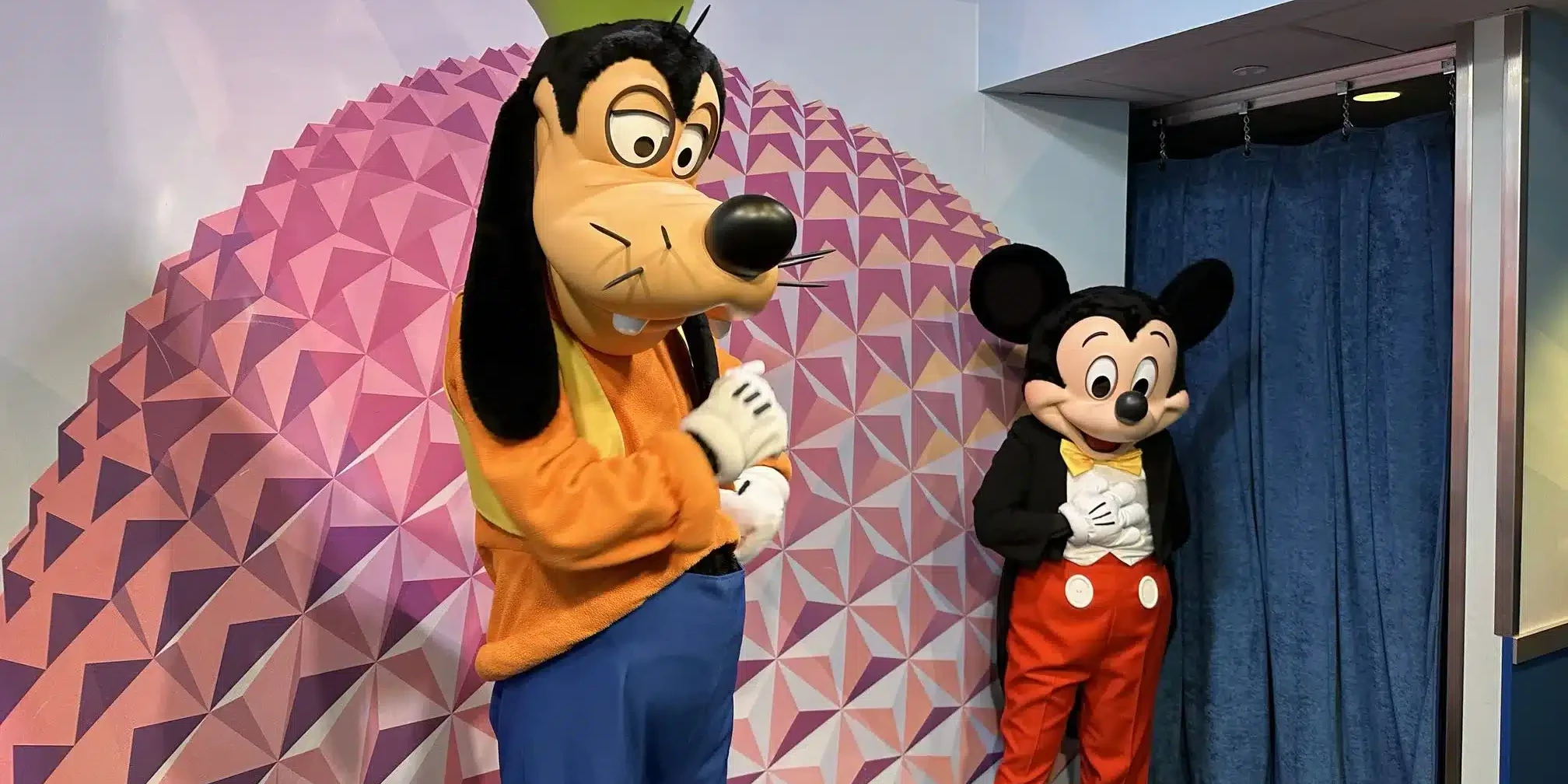 Disney Rewards PhotoSpot - Mickey and Goofy- Disney World Tips