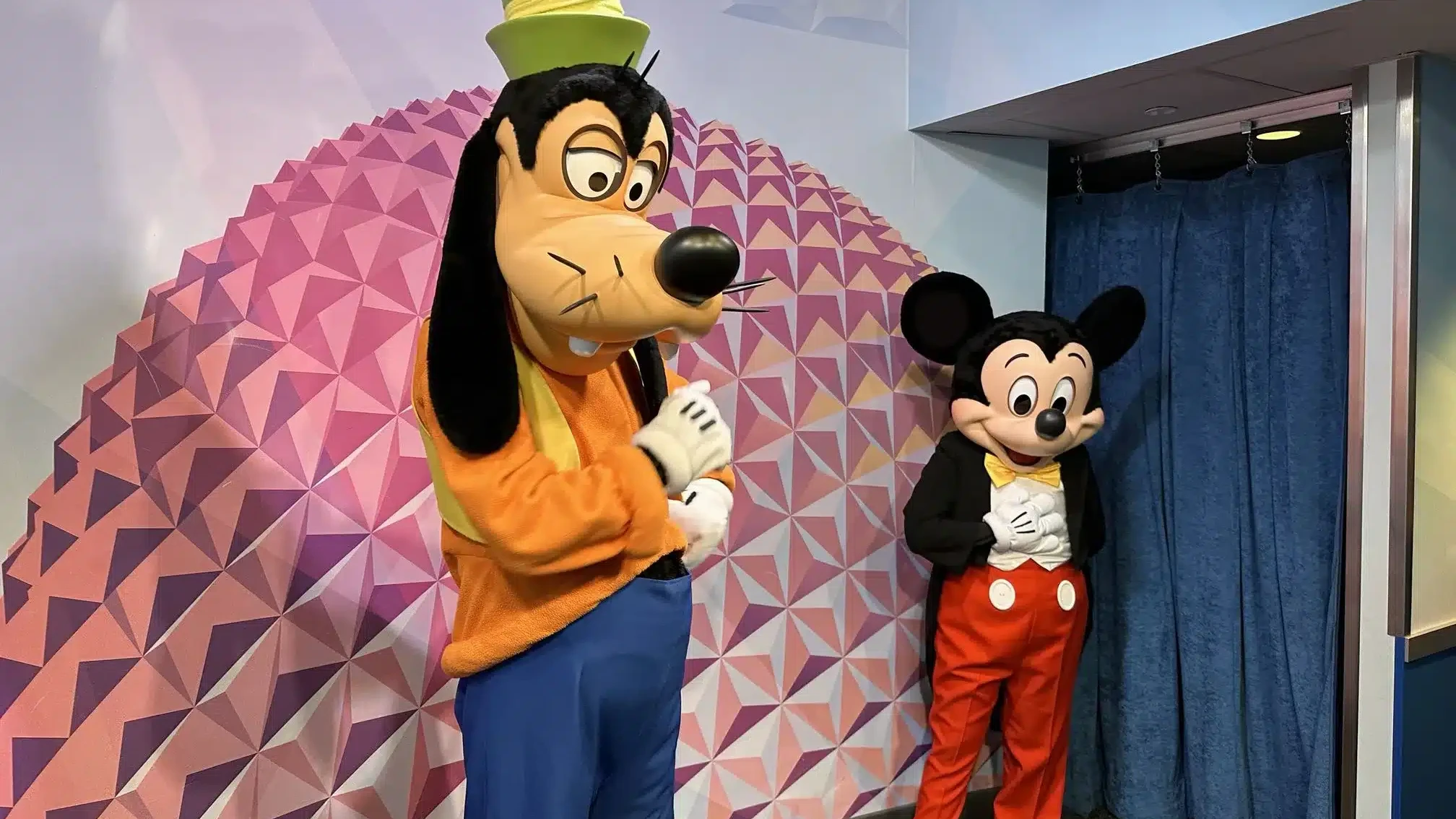 Disney Rewards PhotoSpot - Mickey and Goofy- Disney World Tips
