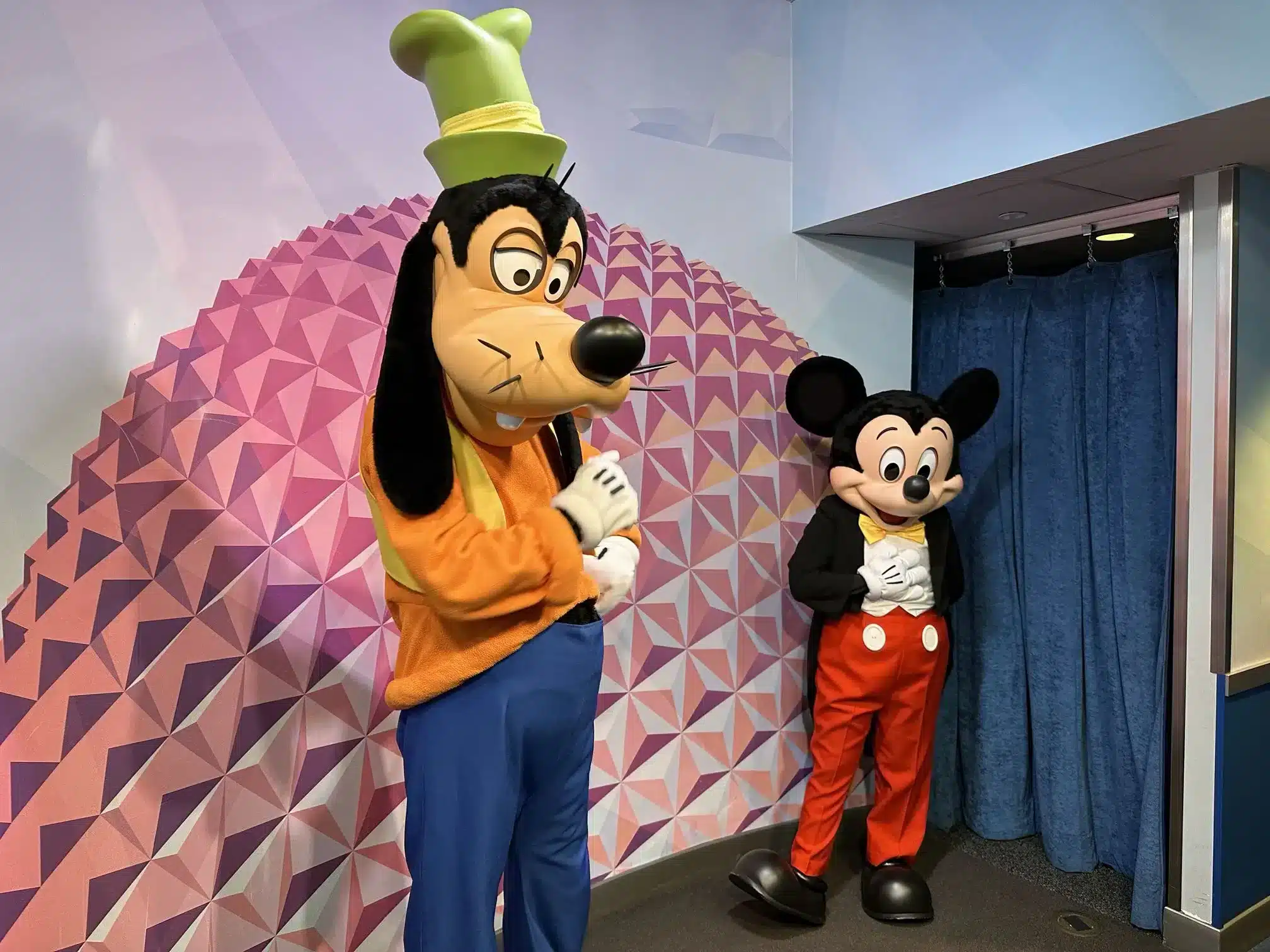 Disney Rewards PhotoSpot - Mickey and Goofy- Disney World Tips